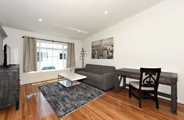 ING5- Charming 2-bedroom 2 bath apartment in nice Los Angeles with WiFi, AC