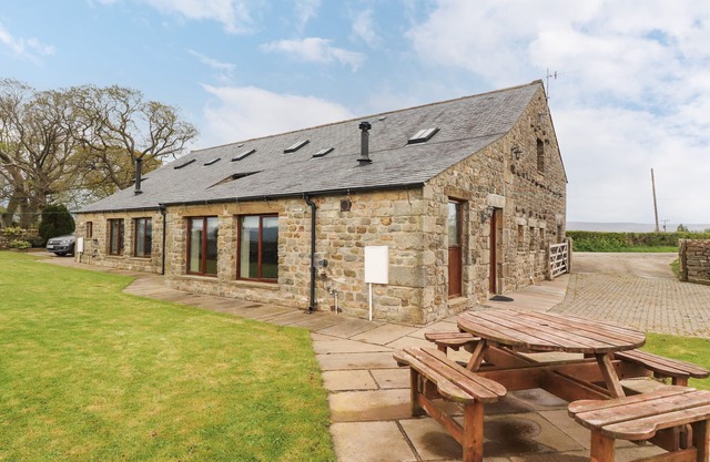 INGLEBOROUGH BARN, pet friendly, with hot tub in High Bentham
