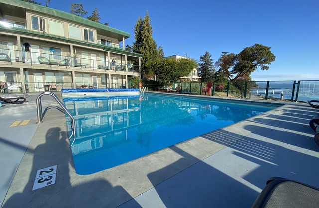 Inn of the Sea Affordable Studio Suite -Oceanfront Pool/Hot Tub & private dock
