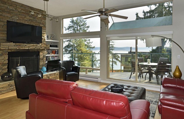 Inn of the Sea Waterfront 2 bed 2 bath with AC + pools & boat dock