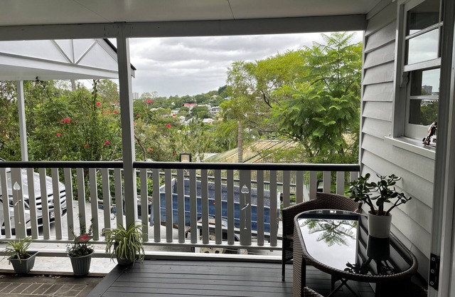 Inner-city 2Bedrooms 2Bathrooms modern apartment with full kitchen