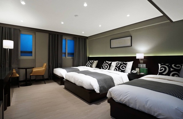 Insadong Crown Hotel