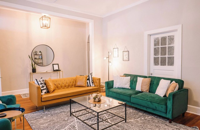 Insta-worthy 2Bd/1Ba Apt Steps from Downtown!