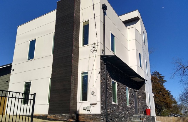 INTOWN, MODERN, 3 STORY HOME WITH HUGE ROOFTOP TERRACE
