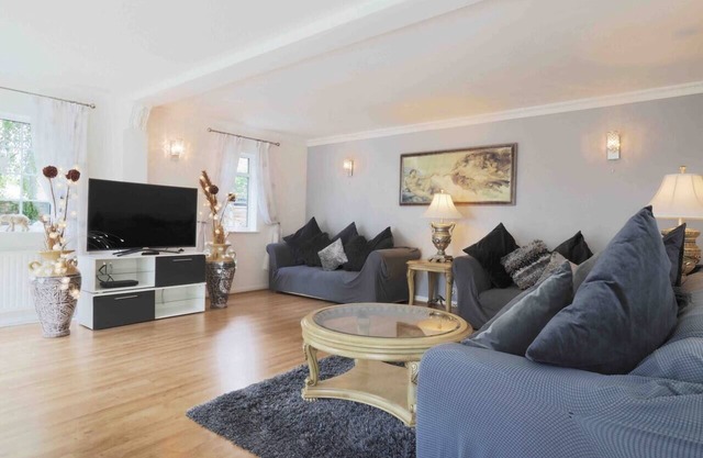 Inviting 7-Bed House with sea views in Hythe.