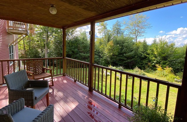 Inviting Family Getaway, Mountain Views, Close to Lakes, Skiing and Hiking