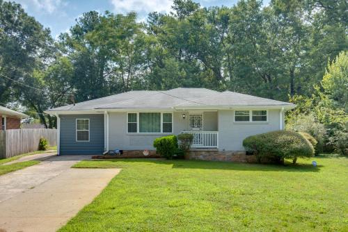 Inviting Home with Backyard 8 Mi to Dtwn Atlanta!