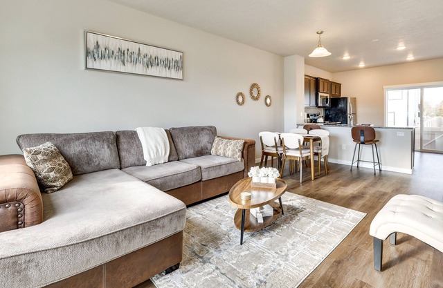 Inviting Townhome in Boise w/ Community Amenities