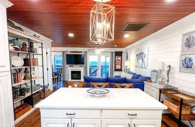 IP Beach House- Family Holiday home 3 bedroom sleeps 8 Elevator Pet Friendly Ice