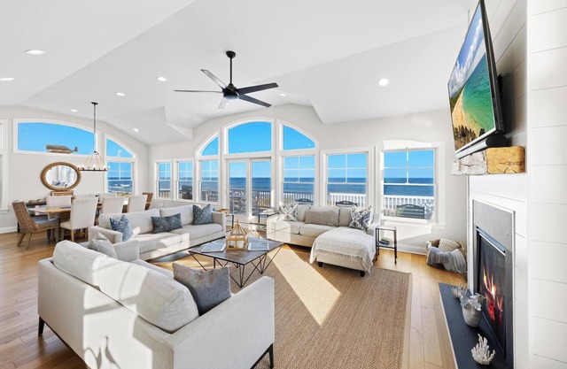 "Irish Whale" Oceanfront. Fantastic Beach Haven. Sleeps 13!