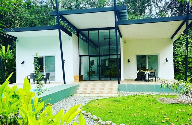 Isla Colon, Bocas Del Toro, Modern home in the jungle near the beach w/Internet