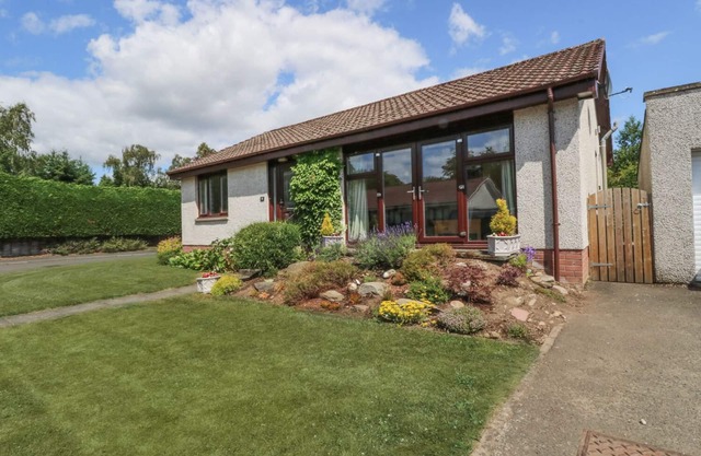 ISLA COTTAGE, pet friendly, with a garden in Blairgowrie
