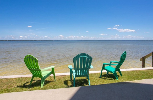 Island Time: Peaceful Waterfront Unit with 2 Kayaks!