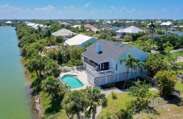 Island time.walk to beach, heated pool, wide water views. Pet friendly!