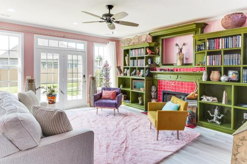 Island Vibes Home with Fire Pit in Murfreesboro!