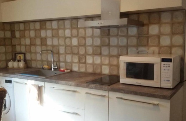 It is an apartment in the middle of the city, so close to many landmarks .