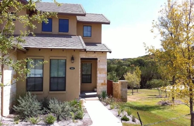 Italian Hill Country Home - 5 min from La Cantera