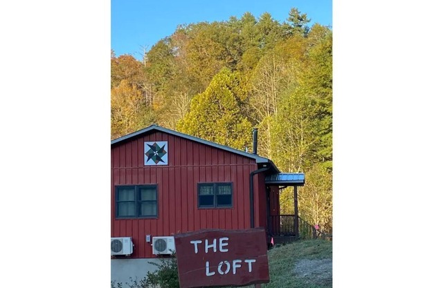 Ivy Riverfront private retreat - tubing, fishing right out the door!