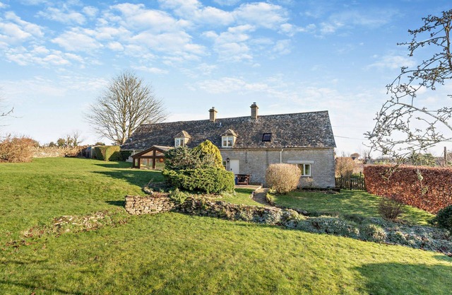 Ivycroft Cottage - a cottage that sleeps 6 guests in 3 bedrooms