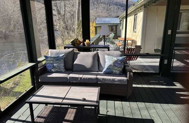 Jackson River Retreat - Great fly fishing & close to The Homestead Resort