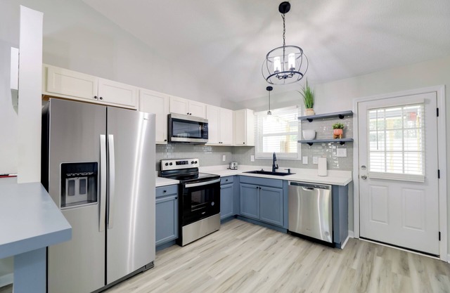Jacksonville Retreat w/Yard ~ 16 Mi to Beach