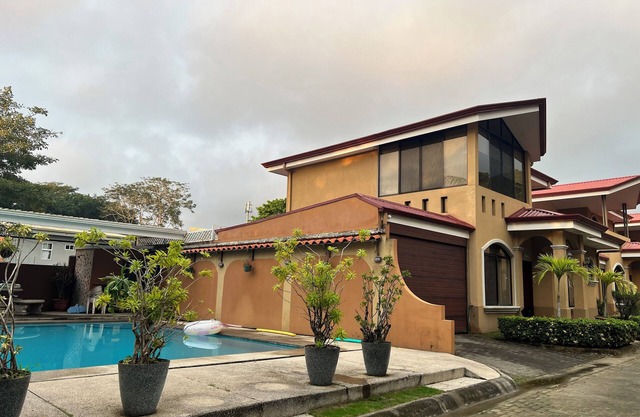Jaco Hideaway: 1 minute walk to direct beach access.nGated community with pool.