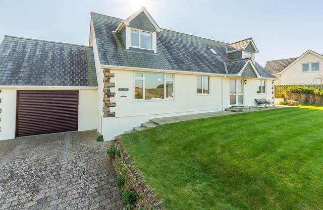 Jalousie is located in a quiet cul de sac with wonderful sea views.
