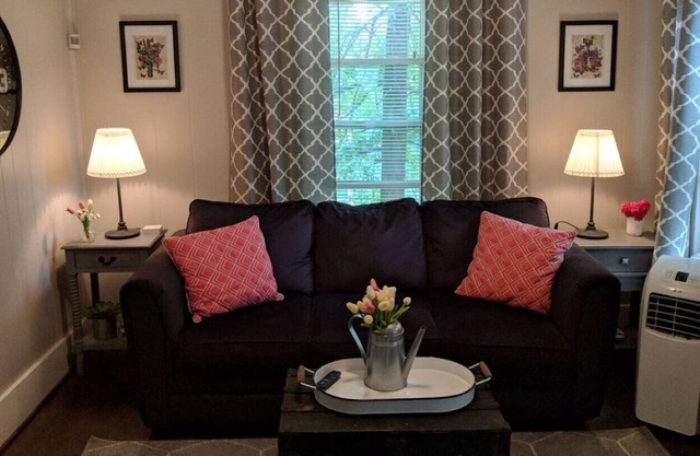 Jamestown charmer close to downtown