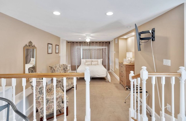 Jannus Suite at ONE Inn: King Bed, Kitchenette, Near Downtown & Vinoy Park