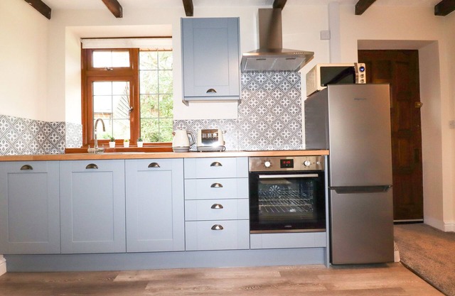 JASMINE COTTAGE, romantic, with a garden in Bodmin