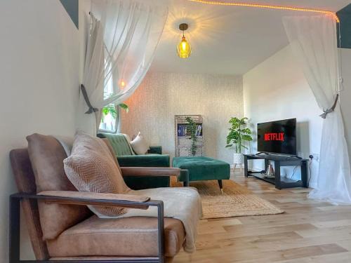 Jennett's Luxury Home with Parking and Garden