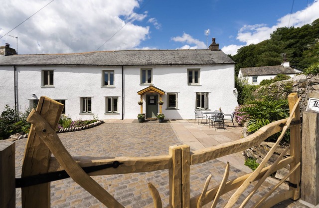Joe's Cottage - Brigsteer Village, near Kendal. Dog-friendly