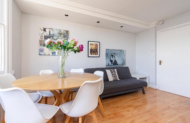 JOIVY Bright apt in West Hampstead