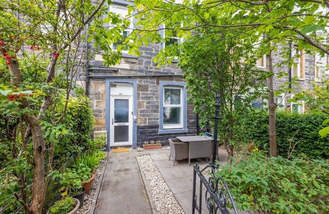 JOIVY Charming 1-Bed Ap Near Leith Links W/Patio