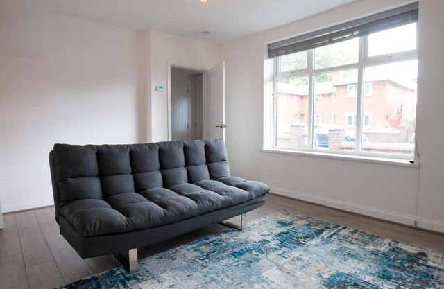 JOIVY Charming 3-bed house in Walsall