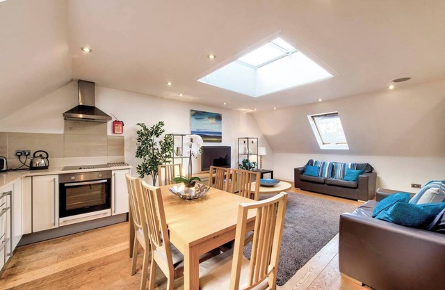JOIVY Quiet Mews Street Apartment in the Heart of Edinburgh