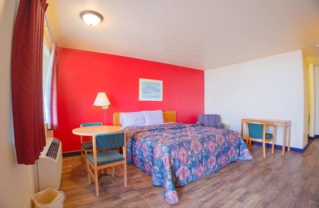 Journey Near I-10 Highway In Pet Friendly Guest Room