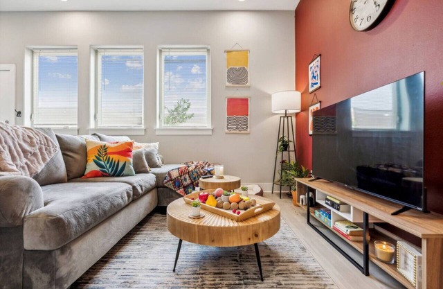 Joyful 1BD: Pleasant, Warm & Close to the Action!