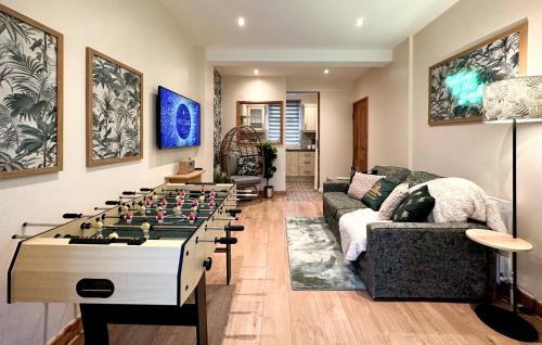 Joyful Jungle Jewel Wbalcony & Foozeball-ferndale