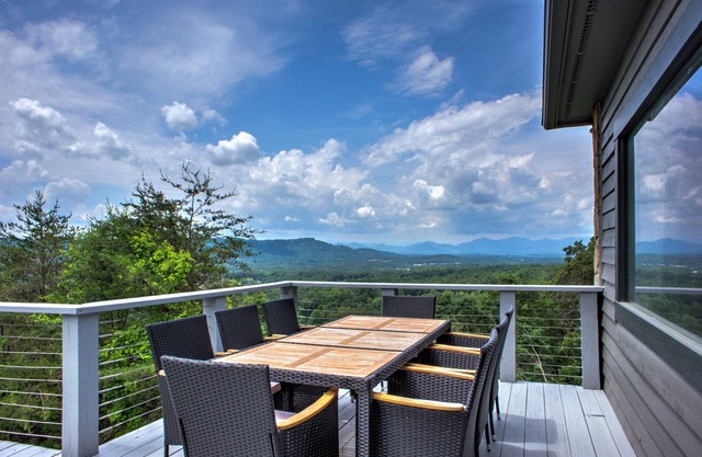 Judah Lodge Stunning views with a cozy indoor fireplace and outdoor fire pit