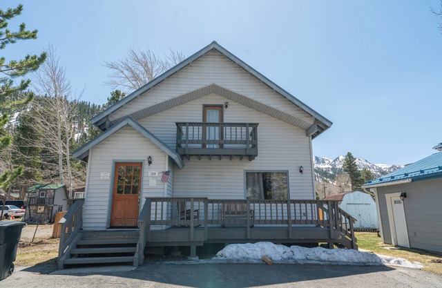 June Lake Lodge- Centrally located - short walk to JLB, The General Store, both Gull and June Lakes