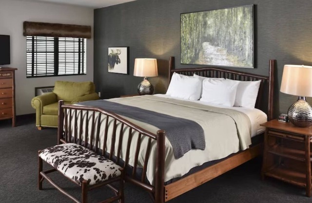 Junior Theme Suite w/Whirlpool, Living Area, Stoney Creek Tulsa, Pool