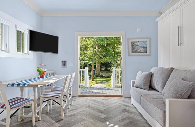 Juniper Presents: 1-Bdrm Herringbone Suite in the Iconic Union Pier Summer House