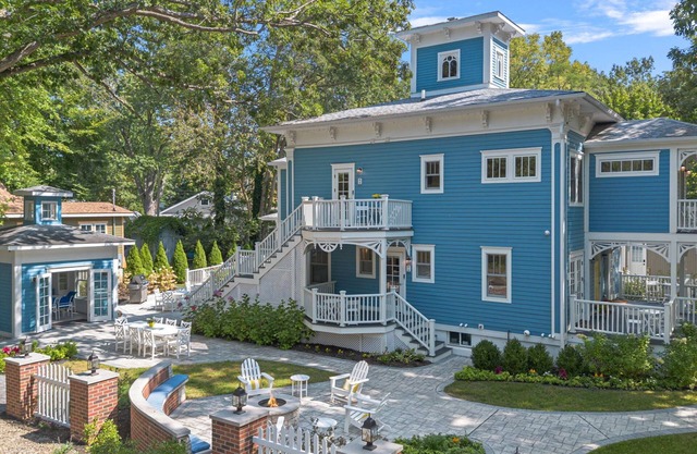 Juniper Presents: 8-Bdrm Suites in Iconic Union Pier Summer House