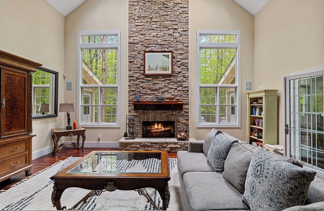 Juniper Presents: Harbor Ctry-Gorgeous Cape Cod Home-1.7 wooded acres w/hot tub