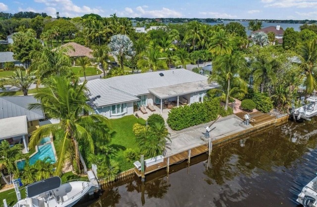 Jupiter waterfront - dock and new jacuzzi spa , 3 b 2 b fits 30 “ boat