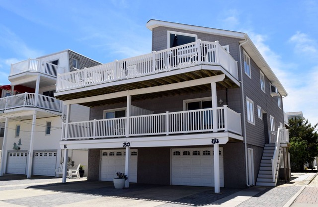 JUST A FEW STEPS TO THE BEACH! Beach block! + A half court basketball area for the kids to play.
