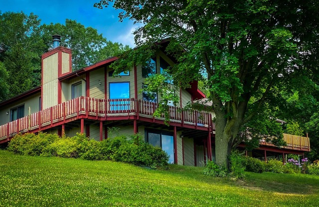 Just rehabbed, amazing views on 300 acre ranch, animals, trails, hottub, pond