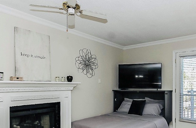 K's Cozy Condo -Mins. to Beach, Trails, Shops, Skiing. Walk to restaurants, bar.