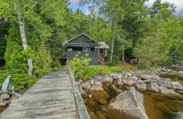 🐾Kadel - Maine log home on Mooselookmeguntic Lake filled with rustic charm, dog friendly